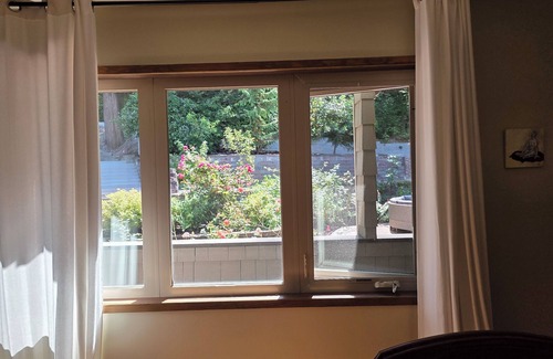 Seahurst Maison | Stunning High Bank 3 BDRM w/Ballroom on the Salish Sea