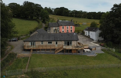 Llanybydder Maison | Stunning holiday home with panoramic views across the Teifi valley