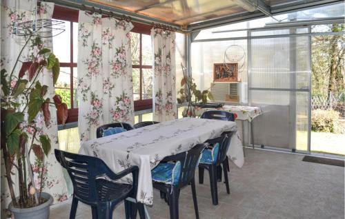 Biras Maison | Stunning Home In Biras With Kitchenette