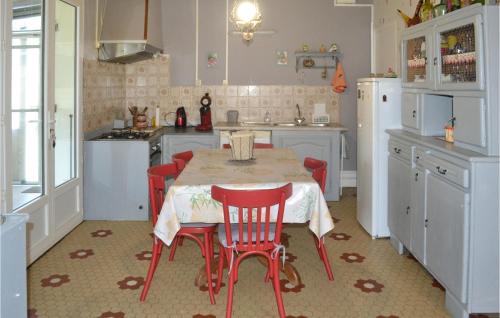 Biras Maison | Stunning Home In Biras With Kitchenette