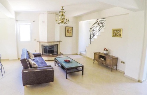 Diakofto Maison | Stunning home in Diakopto with 4 Bedrooms and WiFi