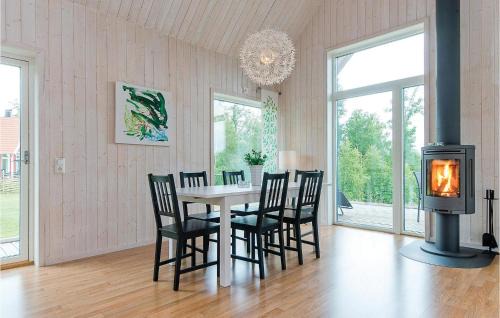 Holmsjo Maison | Stunning Home In Holmsjö With Kitchen