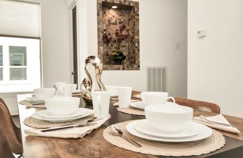 Midtown Maison | Stunning Home in Midtown, Houston with 3BDR 5Beds Skyline View BBQ Terrace