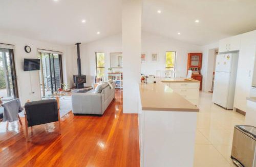 Mount Mellum Maison | Stunning Home in Mt Mellum with Panoramic Coastal Views