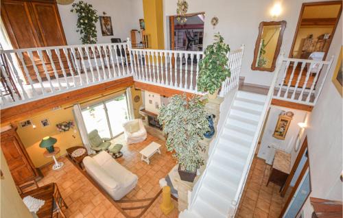 Pujaut Maison | Stunning Home In Pujaut With Kitchen