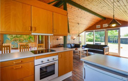 Ronde Maison | Stunning Home In Rønde With Wifi