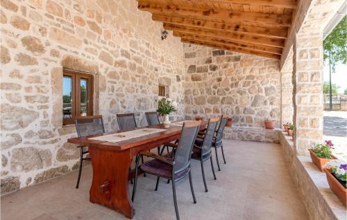 Unesic Maison | Stunning Home In Unesic