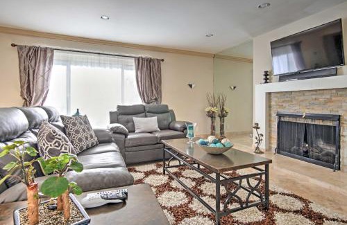 Rancho Oakey Maison | Stunning Home with Private Oasis - 1 half Mile to Strip