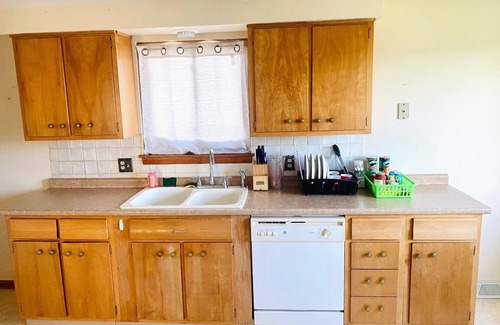 Cheektowaga Maison | Stunning house near by airport. No party allowed no loud music allowed