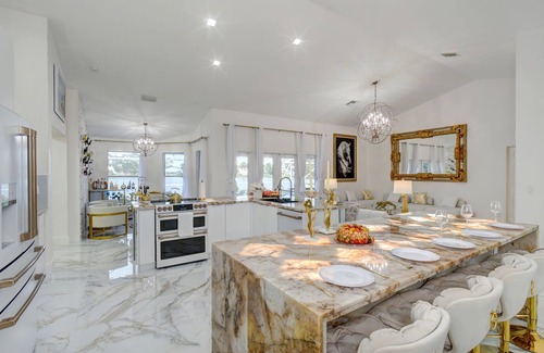 Greenview Shores Maison | Luxurious White&Golden Themed Lakefront House