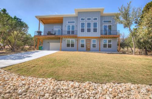 Point Venture Maison | Stunning Lake Home with Pool-Beach-Gym-Boat Access