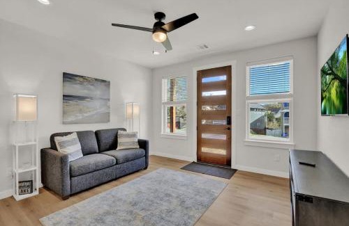 Point Venture Maison | Stunning Lake Home with Pool-Beach-Gym-Boat Access