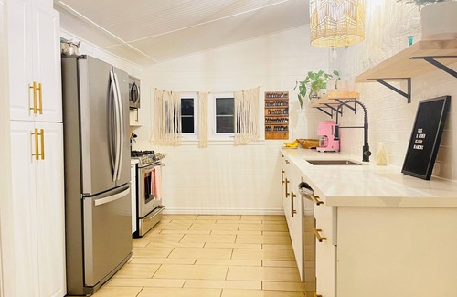 Port Stanley Cottage | Stunning Lake views/hot tub/fireplace/3 queen beds 1 double/foosball/firepit
