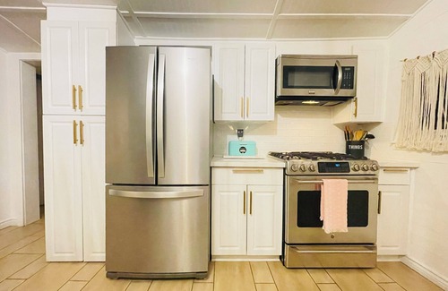 Port Stanley Cottage | Stunning Lake views/hot tub/fireplace/3 queen beds 1 double/foosball/firepit