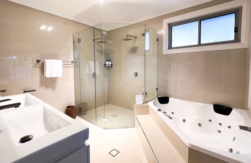 Bolton Point Maison | Stunning lake view luxury holiday home
