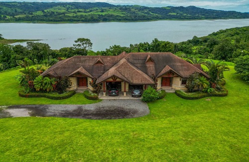 Tronadora Maison | Stunning Lake View Duplex with a Hot tub, WIFI, & Dog Friendly