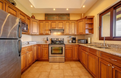 Tronadora Maison | Stunning Lake View Home with a Hot tub, WIFI, & Dog Friendly