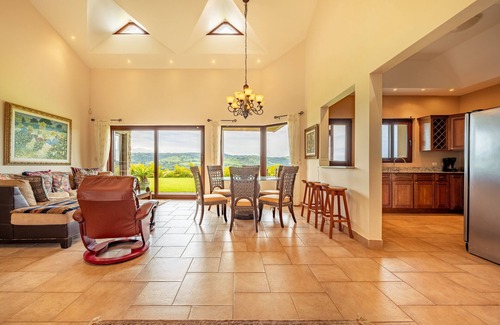 Tronadora Maison | Stunning Lake View Home with a Hot tub, WIFI, & Dog Friendly