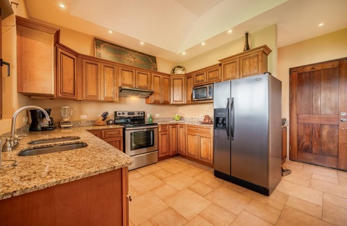 Tronadora Maison | Stunning Lake View Home with a Hot tub, WIFI, & Dog Friendly