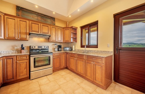 Tronadora Maison | Stunning Lake View Home with a Hot tub, WIFI, & Dog Friendly