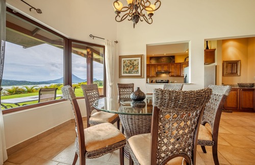 Tronadora Maison | Stunning Lake View Home with a Hot tub, WIFI, & Dog Friendly