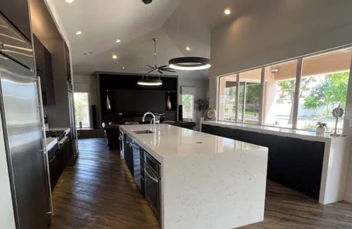 Val Vista Lakes Maison | Stunning lake view home with oversized jetted spa