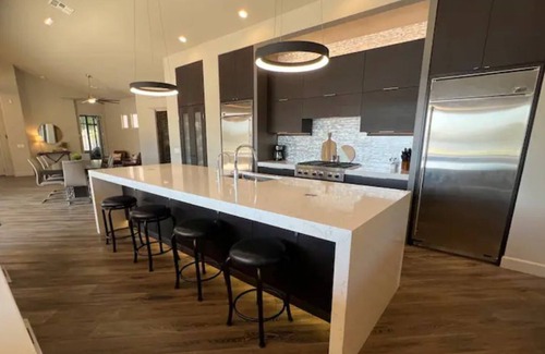 Val Vista Lakes Maison | Stunning lake view home with oversized jetted spa