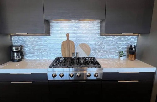 Val Vista Lakes Maison | Stunning lake view home with oversized jetted spa