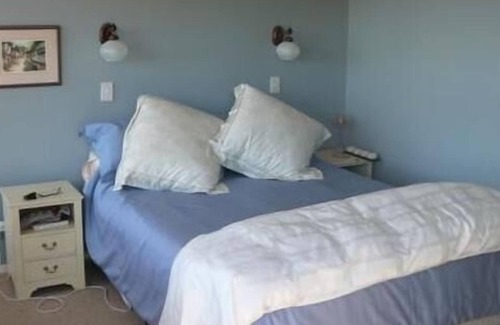 Okere Falls Maison | Stunning lake view plus either jetty space or on the water boatshed