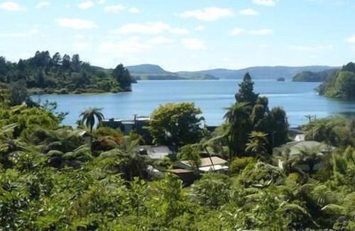 Okere Falls Maison | Stunning lake view plus either jetty space or on the water boatshed