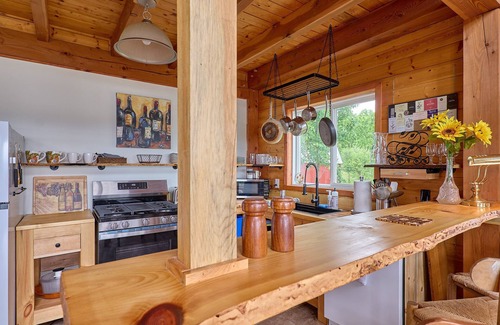 Burdett Cabine | Stunning Lake Views Wine Country,