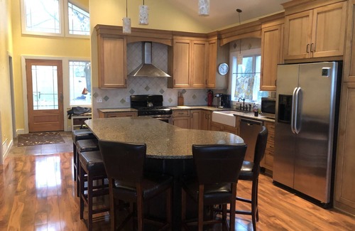 Penn Yan Maison | Stunning Lakefront Family Friendly getaway