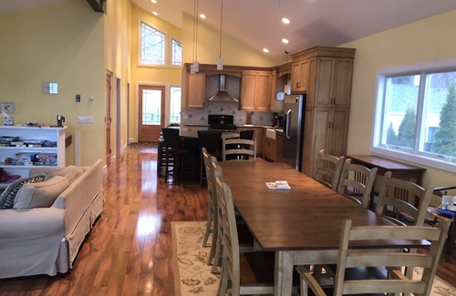 Penn Yan Maison | Stunning Lakefront Family Friendly getaway