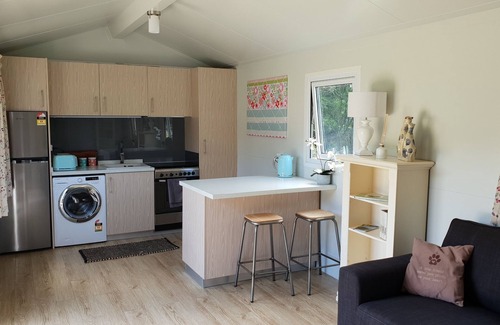 Shakespeare Bay Cottage | Superbe emplacement dans un jardin, une ferme!