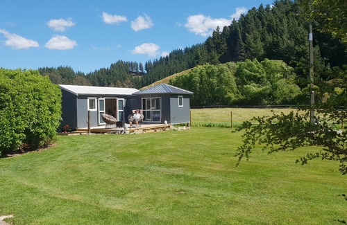 Shakespeare Bay Cottage | Superbe emplacement dans un jardin, une ferme!