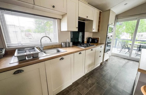 Clacton-on-Sea Cabine | Stunning lodge boasting lake views at Weely Bridge Holiday Park ref 69005L