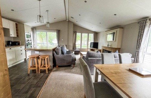 Clacton-on-Sea Cabine | Stunning lodge boasting lake views at Weely Bridge Holiday Park ref 69005L