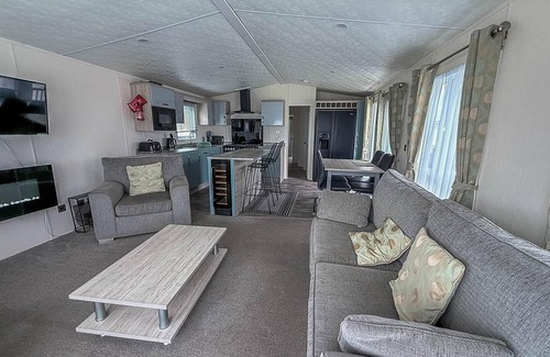 Hopton Maison | Stunning lodge full sea views at Broadland Sands in Suffolk ref 20089BS