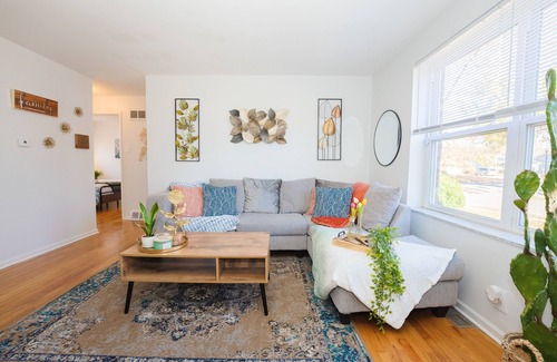 Airport Township Appartement | Stunning Modern Apartment with King Bed - 5 Mins to Creve Coeur Lake