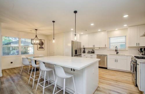 Westbury Maison | Stunning Modern Dream Home w Pool Grill Foosball