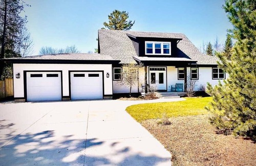 Southampton Maison | Stunning Modern Family Comfort Cottage Steps Away from Beach