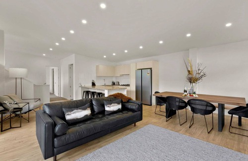 Frankton Maison | Stunning & modern home with fantastic lake views!