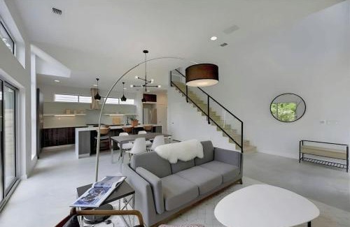 Tarrytown Maison | Stunning Modern Home w Pool and Hot Tub in DT