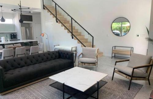 Tarrytown Maison | Stunning Modern Home w Pool and Hot Tub in DT