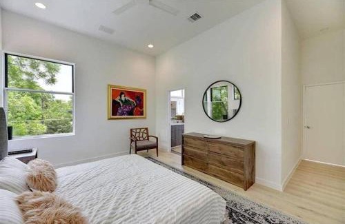 Tarrytown Maison | Stunning Modern Home w Pool and Hot Tub in DT