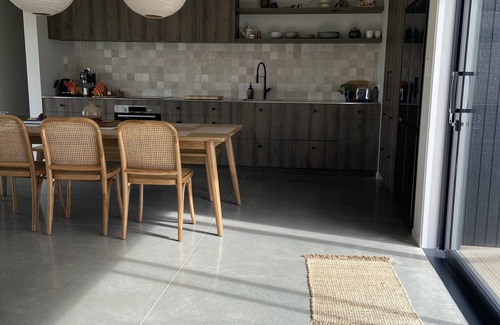 Waihi Beach Maison | Stunning Modern * Quiet * Family Friendly * Walk to beach & shops. Sleeps 10