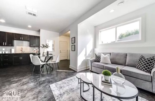 Jasper Place Maison | Stunning Modern Suite - King Bed - NFLX - WiFi!