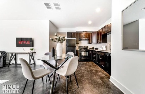 Jasper Place Maison | Stunning Modern Suite - King Bed - NFLX - WiFi!