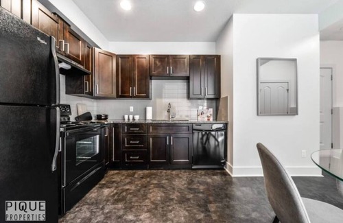 Jasper Place Maison | Stunning Modern Suite - King Bed - NFLX - WiFi!