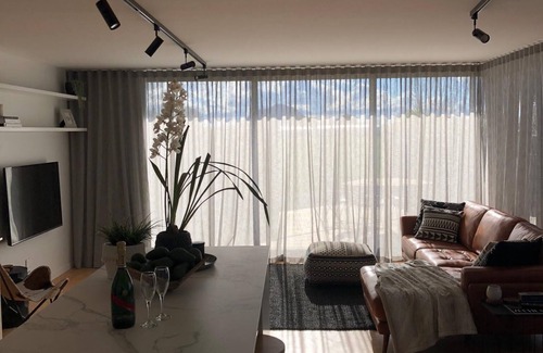 Omanu Maison | Superbe NOUVELLE propriété proche de la plage, vue sur le mont, spa et tout le confort moderne.